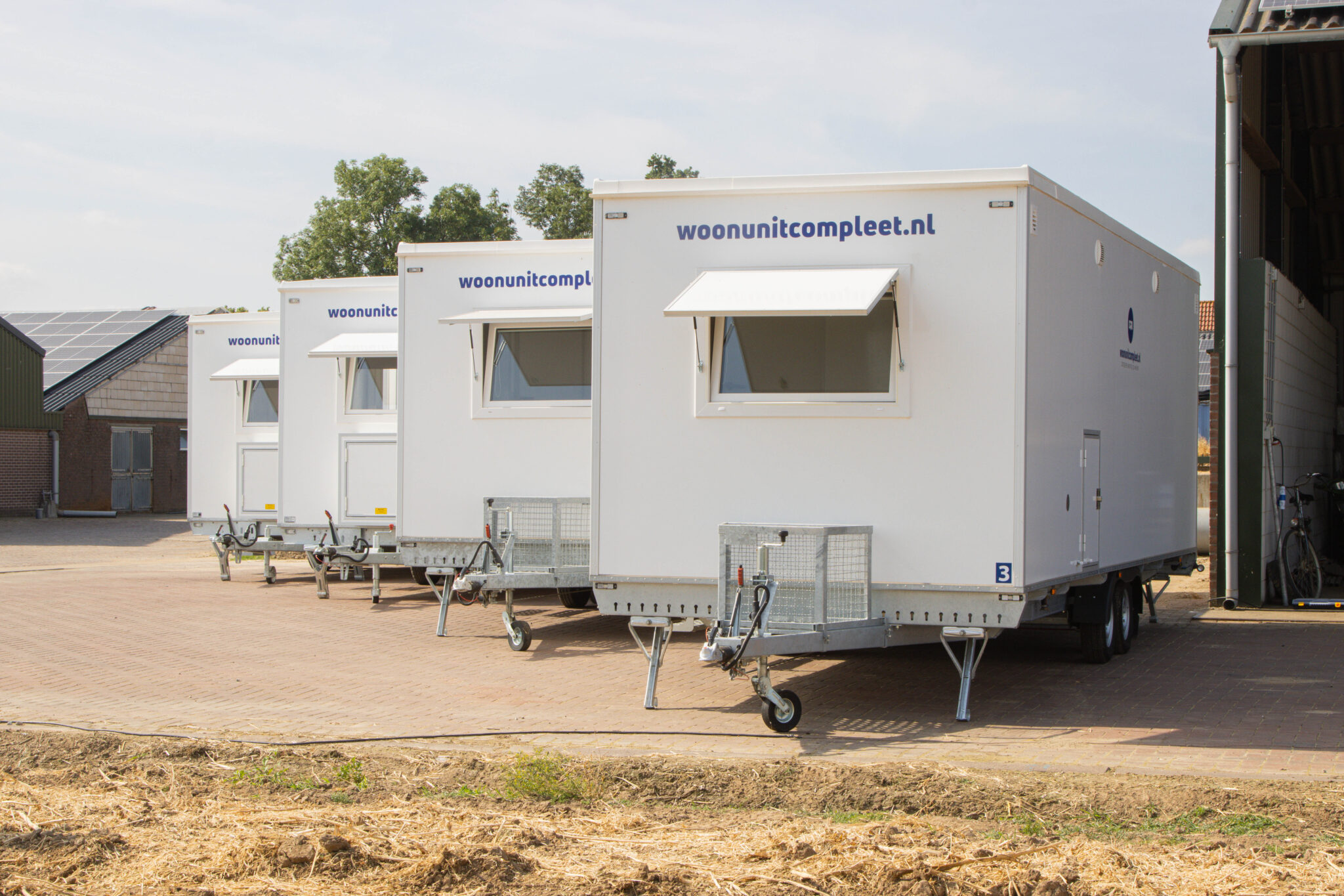 Interieur van een mobiele woonunit met keuken en eettafel