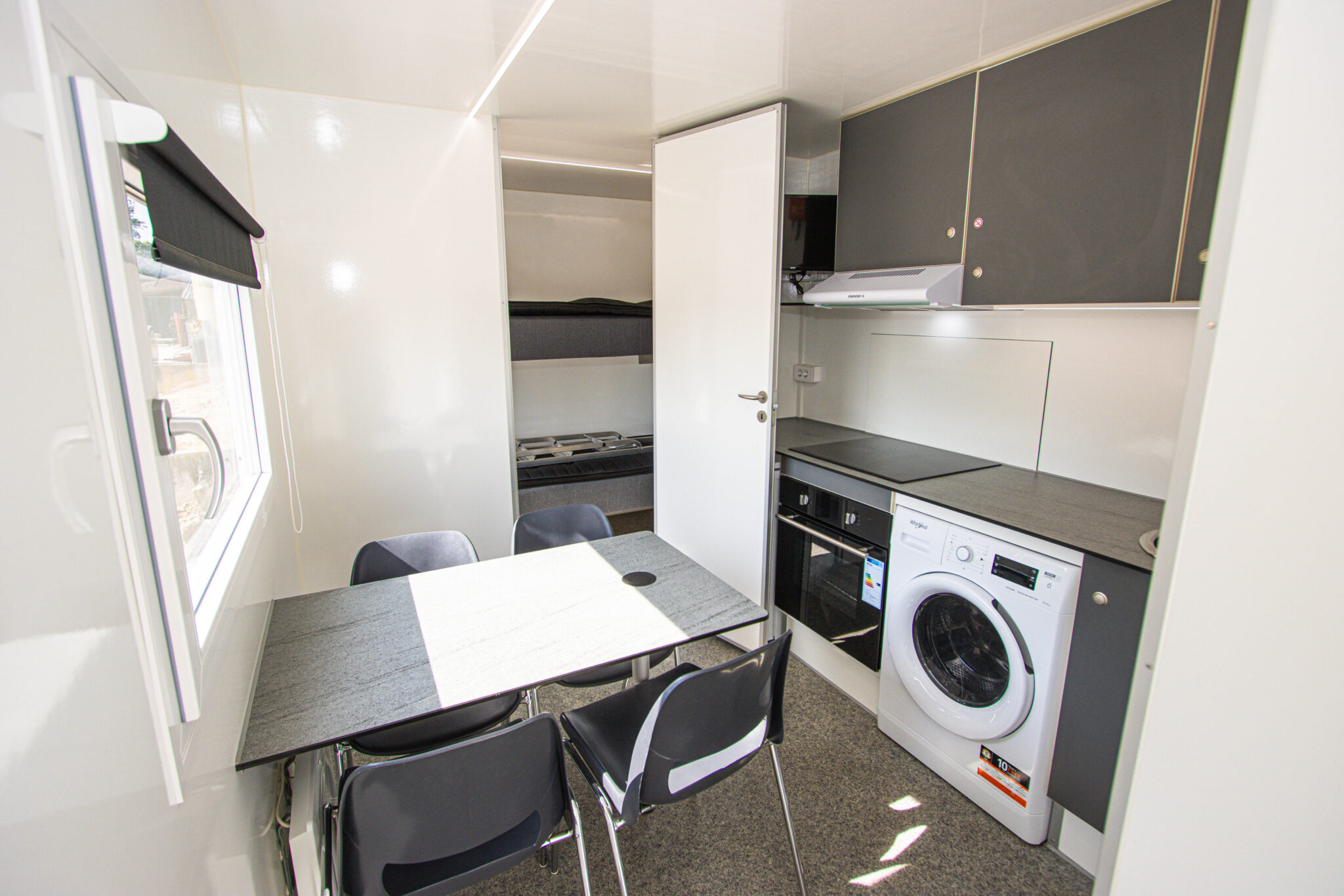 Woonkamer van een mobiele woonunit van Woonunit Compleet